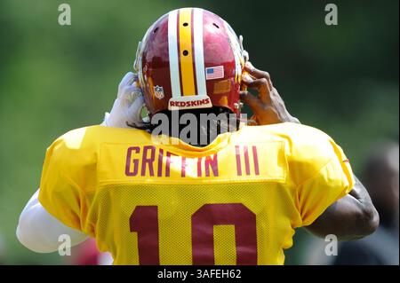 6. AUGUST 2012: Washington Redskins Quarterback Robert Griffin III (10) zieht seinen Helm während der Übungen im Trainingscamp am Redskins Park in Ashburn, VA. (Bild: © John Middlebrook/Cal Sport Media/ZUMAPRESS.com) Stockfoto