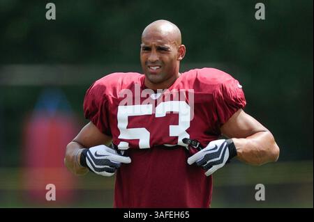 6. AUGUST 2012 : Washington Redskins Linebacker Bryan Kehl (53) dehnt sich während der Übungen im Trainingslager am Montag im Redskins Park in Ashburn, VA. (Bild: © John Middlebrook/Cal Sport Media/ZUMAPRESS.com) Stockfoto