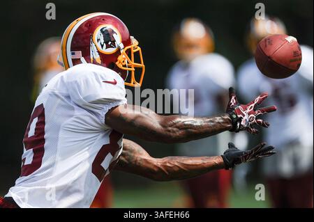 6. AUGUST 2012 : Washington Redskins Wide Receiver Santana Moss (89) holt sich einen Pass während der Übungen im Trainingslager am Montag im Redskins Park in Ashburn, VA. (Bild: © John Middlebrook/Cal Sport Media/ZUMAPRESS.com) Stockfoto