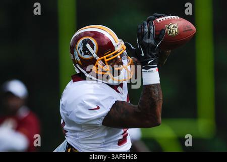 6. AUGUST 2012 : Washington Redskins Wide Receiver Dezmon Briscoe (19) erhält einen Pass während des Trainingslagers am Montag im Redskins Park in Ashburn, VA. (Bild: © John Middlebrook/Cal Sport Media/ZUMAPRESS.com) Stockfoto