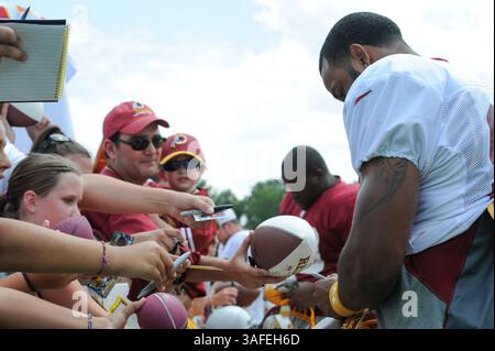 AUGUST 2012 : Washington Redskins Tight End Niles Paul (84) unterzeichnet Autogramme für Fans während des Trainingscamps am Montag im Redskins Park in Ashburn, VA. (Bild: © John Middlebrook/Cal Sport Media/ZUMAPRESS.com) Stockfoto