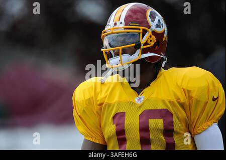 6. AUGUST 2012 : Washington Redskins Quarterback Robert Griffin III (10) macht sich auf den Weg zu den schreienden Fans vor dem Trainingslager am Montag im Redskins Park in Ashburn, VA. (Bild: © John Middlebrook/Cal Sport Media/ZUMAPRESS.com) Stockfoto