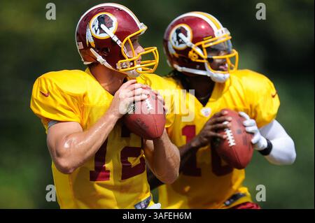 6. AUGUST 2012 : die Washington Redskins Quarterbacks Kirk Cousins (12) und Robert Griffin III (10) bestehen während des Trainingslagers am Montag im Redskins Park in Ashburn, VA. (Bild: © John Middlebrook/Cal Sport Media/ZUMAPRESS.com) Stockfoto