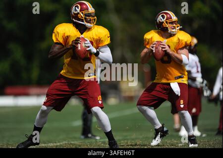 6. AUGUST 2012 : die Washington Redskins Quarterbacks Robert Griffin III (10) und Rex Grossman (8) bestehen während des Trainingslagers am Montag im Redskins Park in Ashburn, VA. (Bild: © John Middlebrook/Cal Sport Media/ZUMAPRESS.com) Stockfoto