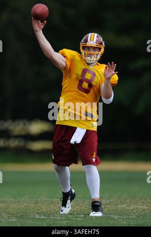6. AUGUST 2012 : Washington Redskins Quarterback Rex Grossman (8) passiert während der Offensive-Übungen während des Trainingslagers am Montag im Redskins Park in Ashburn, VA. (Bild: © John Middlebrook/Cal Sport Media/ZUMAPRESS.com) Stockfoto