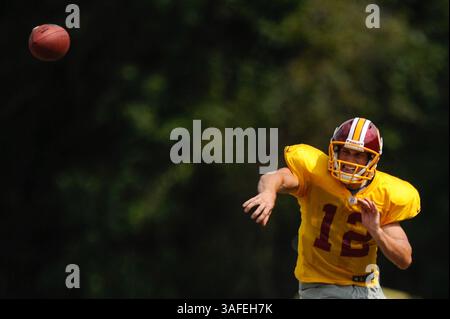 6. AUGUST 2012 : Washington Redskins Quarterback Kirk Cousins (12) passiert während der Offense-Übungen während des Trainingslagers am Montag im Redskins Park in Ashburn, VA. (Bild: © John Middlebrook/Cal Sport Media/ZUMAPRESS.com) Stockfoto