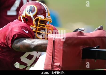 6. AUGUST 2012 : Washington Redskins Defensive End Chris Baker (92) schiebt den Schlitten während der Defensive im Trainingslager am Montag im Redskins Park in Ashburn, VA. (Bild: © John Middlebrook/Cal Sport Media/ZUMAPRESS.com) Stockfoto