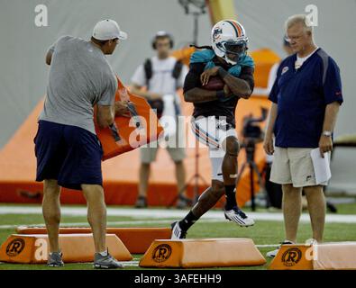 6. August 2012 - DAVIE, FL, USA - Miami Dolphins Wide Receiver Clyde Gates, Mitte, hält Fußball in Ballbesitz-Übungen im Dolphins Trainingscamp im NSU in DAVIE, Florida, Montag, 6. August 2012. (Bild: © Joe Rimkus Jr/Miami Herald/MCT/ZUMAPRESS.com) Stockfoto
