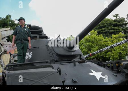 VIETNAM, Hanoi, Militärmuseum, Militärausrüstung und Kriegsschrott aus dem französischen Kolonialkrieg 1946-1954 und dem US-amerikanischen Krieg in Vietnam 1955–1975, vietnamesischer Kriegsveteran auf US-Kampfpanzer M-48 Patton/VIETNAM, Hanoi, Militärmuseum, Ausstellung mit Waffen zum Krieg der Amerikaner in Vietnam, Vietnamesischer Kriegsveteran auf US-Panzer M-48 Stockfoto