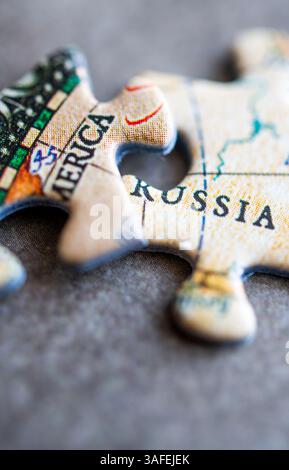 Puzzleteile mit den Worten Amerika und Russland Stockfoto