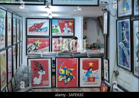 VIETNAM, Hanoi Stadt, Plakatladen, Verkauf alter kommunistischer Propaganda und Vietnam Kriegsposter für Touristen Stockfoto