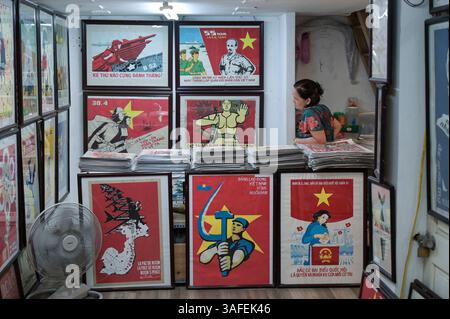 VIETNAM, Hanoi Stadt, Plakatladen, Verkauf alter kommunistischer Propaganda und Vietnam Kriegsposter für Touristen Stockfoto