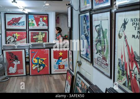 VIETNAM, Hanoi Stadt, Plakatladen, Verkauf alter kommunistischer Propaganda und Vietnam Kriegsposter für Touristen Stockfoto