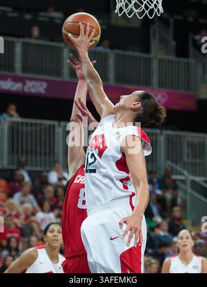 7. August 2012 - London, GBR - 7. August 2012 - London, GBR - die US-amerikanische Diana Taurasi (12) blockiert den Schuss der Kanadierin Kim Smith (8) während ihres Viertelfinalspiels in der Basketball Arena im Olympic Park während der Olympischen Sommerspiele 2012 in London, England, Dienstag, 7. August 2012. Die USA besiegten Kanada mit 91:48. (Bild: © Harry E. Walker/MCT/MCT/ZUMAPRESS.com) Stockfoto