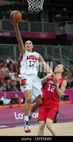 7. August 2012 - London, GBR - 7. August 2012 - London, GBR - die US-amerikanische Diana Taurasi (12) erzielt während ihres Viertelfinalspiels in der Basketball Arena im Olympic Park während der Olympischen Sommerspiele 2012 in London, England, Dienstag, 7. August 2012. Die USA besiegten Kanada mit 91:48. (Bild: © Harry E. Walker/MCT/MCT/ZUMAPRESS.com) Stockfoto