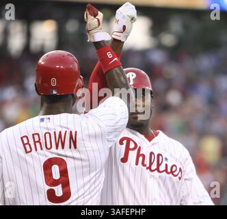 7. August 2012 - Philadelphia, Pennsylvania, USA - RYAN HOWARD der Philadelphia Phillies, rechts, feiert seinen zweimaligen homer, der DOMONIC BROWN, links, gegen die Atlanta Braves während des ersten Inning im Citizens Bank Park in Philadelphia am Dienstag brachte. Die Phillies haben die Braves mit 3:0. (Bild: © Steven M. Falk/Philadelphia Daily News/MCT/ZUMAPRESS.com) Stockfoto