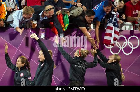 8. August 2012 - London, GBR - Goldmedaillengewinner Misty May-Treanor und Kerri Walsh Jennings (links und zweiter von links) der Vereinigten Staaten sowie die Silbermedaillengewinner Jennifer Kessy und April Ross (zweiter von rechts und rechts) erhielten Glückwünsche von der Menge vor ihrer Medaillenzeremonie bei der Horse Guard Parade während der Olympischen Sommerspiele 2012 in London, England, Mittwoch, 8. August 2012. (Bild: © David Eulitt/Kansas City Star/MCT/ZUMAPRESS.com) Stockfoto