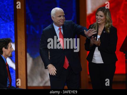 August 2012 - Tampa, FL, USA - Senator John McCain (R-Ariz.) Tritt auf der Bühne des Republican National Convention in Tampa, Florida, Mittwoch, 29. August 2012 auf. (Bild: © Harry E. Walker/TNS/TNS via ZUMA Wire) Stockfoto
