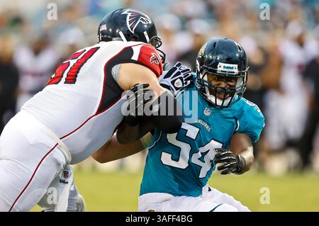 30. August 2012: Der Linebacker Joshua Jones (54) von Jacksonville Jaguars versucht, den Block des Atlanta Falcons-Zentrums Joe Hawley (61) während der Vorsaison zwischen den Atlanta Falcons und den Jacksonville Jaguars auf dem EverBank Field zu bekämpfen. (Bild: © Gray Quetti/Cal Sport Media/ZUMAPRESS.com) Stockfoto