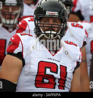 30. August 2012: Joe Hawley (#61) wurde von Atlanta Hawks vor dem Start des NFL-Spiels zwischen den Atlanta Falcons und den Jacksonville Jaguars auf dem EverBank Field in Jacksonville, FL, gegründet. Die Jaguars gewannen 24-14 . Daniel Goncalves(Bild: © Daniel Goncalves/Cal Sport Media/ZUMAPRESS.com) Stockfoto