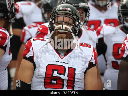 30. August 2012: Joe Hawley (#61) wurde von Atlanta Hawks vor dem Start des NFL-Spiels zwischen den Atlanta Falcons und den Jacksonville Jaguars auf dem EverBank Field in Jacksonville, FL, gegründet. Die Jaguars gewannen 24-14 . Daniel Goncalves(Bild: © Daniel Goncalves/Cal Sport Media/ZUMAPRESS.com) Stockfoto