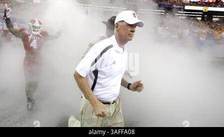 31. August 2012 - Atlanta, GA, USA - Tom O'Brien des US-Bundesstaates New York führt sein Team auf das Feld, bevor es am Freitag, den 31. August 2012 im Georgia Dome in Atlanta, Georgia gegen Tennessee antritt. Tennessee gewann mit 35:21. (Abbildung: © Ethan Hyman/MCT/ZUMAPRESS.com) Stockfoto