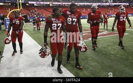 31. August 2012 – Atlanta, GA, USA – Earl Wolff (27) und Mario Carter (87) des Bundesstaates New York, verlassen das Feld nach der Niederlage der Wolfpack 35-21 gegen Tennessee im Chick-Fil-A Kickoff Game am Freitag, den 31. August 2012 im Georgia Dome in Atlanta, Georgia. (Abbildung: © Ethan Hyman/MCT/ZUMAPRESS.com) Stockfoto