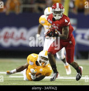 31. August 2012 - Atlanta, GA, USA - N.C. State Wide Receiver Tobais Palmer (4) stürmt in die Höhe, nachdem er in der ersten Halbzeit im Chick-Fil-A Kickoff Game am Freitag, den 31. August 2012 im Georgia Dome in Atlanta, Georgia, den Tackle des Tennessee's Byron Moore (3) geschlagen hat. Tennessee gewann mit 35:21. (Abbildung: © Ethan Hyman/MCT/ZUMAPRESS.com) Stockfoto
