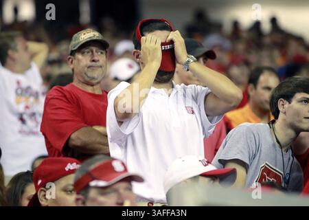 31. August 2012 - Atlanta, GA, USA - Ein Fan des US-Bundesstaates N.C. kann nicht zusehen, während der zweiten Hälfte der Niederlage des Wolpack 35-21 gegen Tennessee im Chick-Fil-A Kickoff Game am Freitag, den 31. August 2012, im Georgia Dome in Atlanta, Georgia. (Abbildung: © Ethan Hyman/MCT/ZUMAPRESS.com) Stockfoto