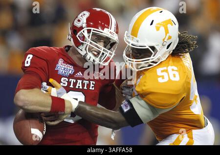 31. August 2012 - Atlanta, GA, USA - Curt Maggitt (56) aus Tennessee entzieht Mike Glennon den Ball und sorgt für Sicherheit während der ersten Halbzeit des Chick-Fil-A Kickoff Game am Freitag, den 31. August 2012 im Georgia Dome in Atlanta, Georgia. Tennessee gewann mit 35:21. (Abbildung: © Ethan Hyman/MCT/ZUMAPRESS.com) Stockfoto