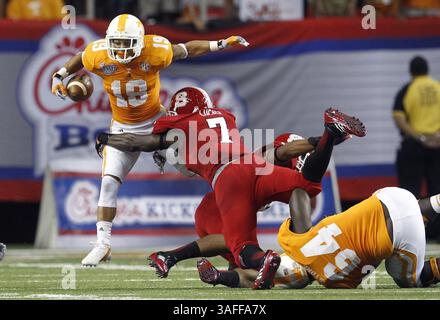 31. August 2012 - Atlanta, GA, USA - Devrin Young (19) aus Tennessee sucht nach Laufraum, als Sterling Lucas (7) von N.C. State ihn während der ersten Halbzeit im Chick-Fil-A Kickoff Game am Freitag, den 31. August 2012, im Georgia Dome in Atlanta, Georgia unter Druck setzt. Tennessee gewann mit 35:21. (Abbildung: © Ethan Hyman/MCT/ZUMAPRESS.com) Stockfoto
