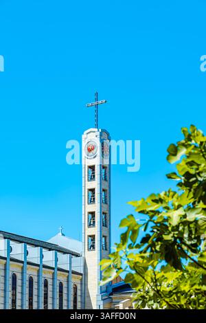 Uhrenturm der römisch-katholischen Kathedrale St. Joseph in Sofia auf blauem Himmel Hintergrund. Spirituelle Zweckbestimmung in minimalistischem Design und Stadtintegration Stockfoto