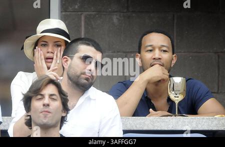 September 2012 – New York, New York, USA S - U.S. OPEN - Sänger John Legend rechts und Freundin Chrissy Teigen ganz links, nehmen am 7. Tag der U.S. Open in New York am Sonntag, 2. September 2012, in der Moet Suite im Arthur Ashe Stadium das Spiel von Andy Roddick/Fabio Fognini mit. (Foto: © Kevin Coughlin/ZUMAPRESS.com) Stockfoto