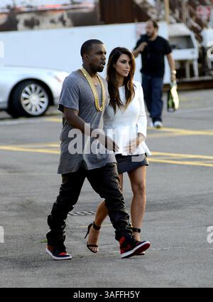 2. September 2012 - New York City, NY, USA - WWW.ACEPIXS.COM....September 1 2012, New York City....Kim Kardashian und Kanye West verließen ein Kino und machten sich auf den Weg zu einem Heliport in Manhattan, wo sie am 1. September 2012 in New York City mit einem Hubschrauber starteten...... mit der Linie: Curtis Means/ACE Pictures...... ACE Pictures, Inc... Tel.: 646 769 0430..E-Mail: info@acepixs.com..www.acepixs.com (Kreditbild: © Curtis Means/Ace Pictures/Ace Pictures/ZUMAPRESS.com) Stockfoto