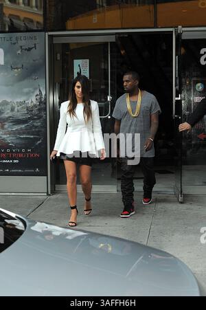 2. September 2012 - New York City, NY, USA - WWW.ACEPIXS.COM....September 1 2012, New York City....Kim Kardashian und Kanye West verließen ein Kino und machten sich auf den Weg zu einem Heliport in Manhattan, wo sie am 1. September 2012 in New York City mit einem Hubschrauber starteten...... mit der Linie: Curtis Means/ACE Pictures...... ACE Pictures, Inc... Tel.: 646 769 0430..E-Mail: info@acepixs.com..www.acepixs.com (Kreditbild: © Curtis Means/Ace Pictures/Ace Pictures/ZUMAPRESS.com) Stockfoto