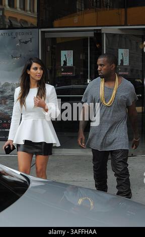 2. September 2012 - New York City, NY, USA - WWW.ACEPIXS.COM....September 1 2012, New York City....Kim Kardashian und Kanye West verließen ein Kino und machten sich auf den Weg zu einem Heliport in Manhattan, wo sie am 1. September 2012 in New York City mit einem Hubschrauber starteten...... mit der Linie: Curtis Means/ACE Pictures...... ACE Pictures, Inc... Tel.: 646 769 0430..E-Mail: info@acepixs.com..www.acepixs.com (Kreditbild: © Curtis Means/Ace Pictures/Ace Pictures/ZUMAPRESS.com) Stockfoto
