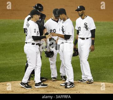 4. September 2012 – Chicago, IL, USA – der Chicago White Sox-Manager Robin Ventura (23) entlastet den Chicago White Sox Starthörer Jose Quintana (62) während des zweiten Inning des Spiels gegen die Minnesota Twins am Dienstag, den 4. September 2012. (Bild: © Nuccio Dinuzzo/MCT/ZUMAPRESS.com) Stockfoto