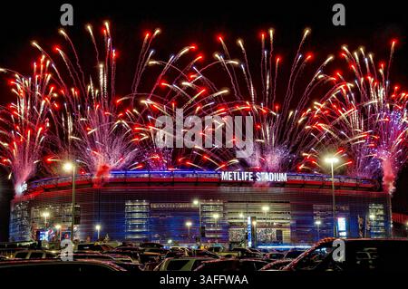 5. September 2012: Eine allgemeine Ansicht der Pyrotechnik über dem Met Life Stadium während des Eröffnungsspiels der Saison 2012 zwischen den Dallas Cowboys und den New York Giants im Met Life Stadium in East Rutherford, NJ (Credit Image: â© Kostas Lymperopoulos/Cal Sport Media)(Credit Image: © Kostas Lymperopoulos/Cal Sport Media/ZUMAPRESS.com) Stockfoto