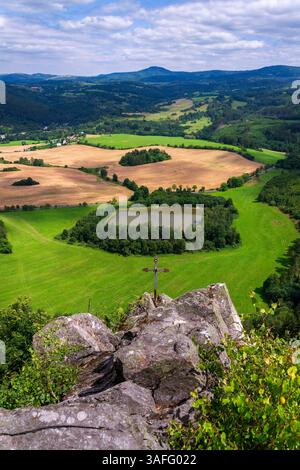 Teich in einer wunderschönen Landschaft mit Wäldern, Wiesen und Feldern unter Semnicka skala im Landschaftsschutzgebiet Slavkovsky les bei Karlsbad, Stockfoto