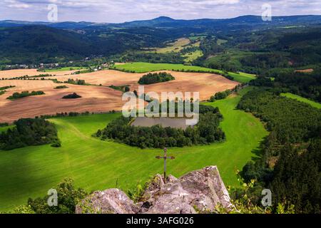Teich in einer wunderschönen Landschaft mit Wäldern, Wiesen und Feldern unter Semnicka skala im Landschaftsschutzgebiet Slavkovsky les bei Karlsbad, Stockfoto