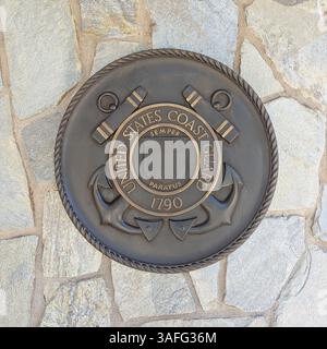 Bronzetafel mit Emblem oder Wappen der US Coast Guard auf Natursteinmauer Stockfoto