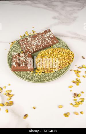Osterei mit Pistazien und Schokoladenriegel vertikal. Stockfoto