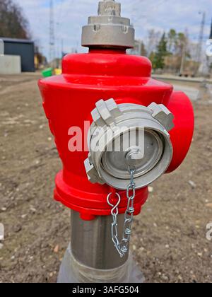 Roter Hydrant auf einer Baustelle Nahaufnahme. Stockfoto