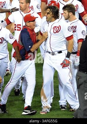 6. September 2012 – Washington, DC, USA – Davey Johnson, Manager der Washington Nationals, hält den linken Feldspieler Michael Morse (38), rechts, während eines Vorfalls zur Strandräumung mit den Chicago Cubs im sechsten Inning im Nationals Park in Washington, D.C., Donnerstag, 6. September 2012 zurück. (Kreditbild: © Chuck Myers/MCT/ZUMAPRESS.com) Stockfoto