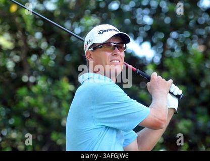 4. Mai 2012 – Charlotte, NC, USA – John Senden sieht seinen Schuss aus dem vierten Abschlag in der zweiten Runde der Wells Fargo Championship am Freitag, den 4. Mai 2012, in der Quail Hollow in Charlotte, North Carolina. (Kreditbild: © Todd Sumlin/Charlotte Observer/MCT/ZUMAPRESS.com) Stockfoto