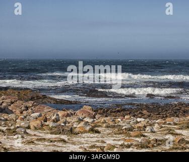 18. März 2011 - Westkap, Südafrika - Ein Blick auf den Ozean am Kap der Guten Hoffnung, dem südwestlichen Punkt Afrikas, einer felsigen Landzunge an der Atlantikküste der Kap-Halbinsel, Westkap-Provinz, Südafrika. Entlang der westlichen Seite der afrikanischen Küste vom Äquator aus markiert das Kap der Guten Hoffnung den Punkt, an dem ein Schiff mehr ostwärts als südwärts fährt. Das Kap der Guten Hoffnung, eines der großen Kaps des Südatlantischen Ozeans, ist seit vielen Jahren von besonderer Bedeutung für Seeleute. (Bild: © Arnold Drapkin/ZUMAPRESS.com) Stockfoto