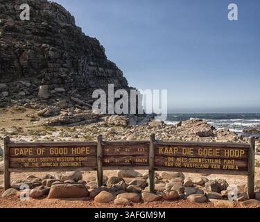 18. März 2011 - Westkap, Südafrika - Wegweiser am Kap der Guten Hoffnung, dem südwestlichen Punkt Afrikas, einer felsigen Landzunge an der Atlantikküste der Kap-Halbinsel, Westkap-Provinz, Südafrika. Entlang der westlichen Seite der afrikanischen Küste vom Äquator aus markiert das Kap der Guten Hoffnung den Punkt, an dem ein Schiff mehr ostwärts als südwärts fährt. Das Kap der Guten Hoffnung, eines der großen Kaps des Südatlantischen Ozeans, ist seit vielen Jahren von besonderer Bedeutung für Seeleute. (Bild: © Arnold Drapkin/ZUMAPRESS.com) Stockfoto