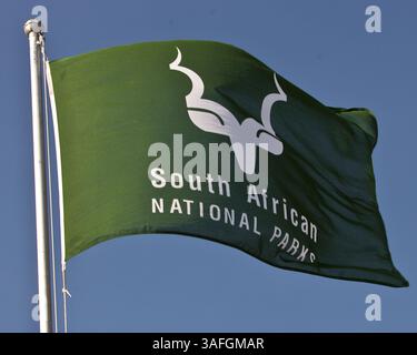 18. März 2011 – Westkap, Südafrika – die südafrikanische Nationalparkflagge fliegt über Cape Point im Table Mountain National Park. (Bild: © Arnold Drapkin/ZUMAPRESS.com) Stockfoto