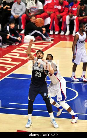 5. Mai 2012 Los Angeles, CA. Memphis Grizzlies Center Marc Gasol #33 erhält den Pass als Los Angeles Clippers Center DeAndre Jordan #6 verteidigt in der zweiten Halbzeit während des NBA Basketball Playoff Spiels zwischen den Memphis Grizzlies und den Los Angeles Clippers im Staples Center in Los Angeles, Kalifornien. Die Los Angeles Clippers besiegen die Memphis Grizzlies 87-86.Louis Lopez/CSM(Credit Image: © Louis Lopez/Cal Sport Media/ZUMAPRESS.com) Stockfoto