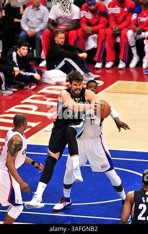 5. Mai 2012 Los Angeles, CA. Memphis Grizzlies Center Marc Gasol #33 erhält den Pass als Los Angeles Clippers Center DeAndre Jordan #6 verteidigt in der zweiten Halbzeit während des NBA Basketball Playoff Spiels zwischen den Memphis Grizzlies und den Los Angeles Clippers im Staples Center in Los Angeles, Kalifornien. Die Los Angeles Clippers besiegen die Memphis Grizzlies 87-86.Louis Lopez/CSM(Credit Image: © Louis Lopez/Cal Sport Media/ZUMAPRESS.com) Stockfoto